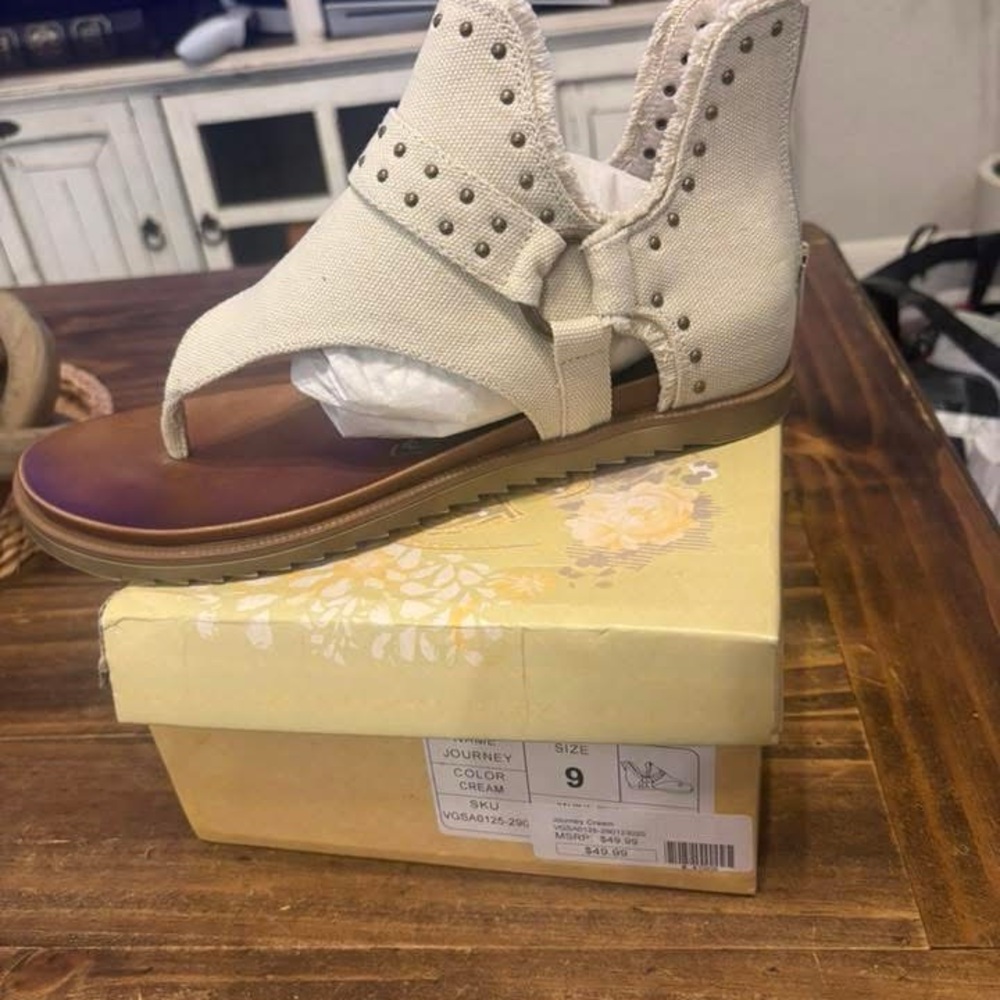 Very G Cream Wedge Shoes